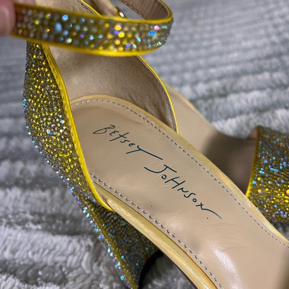 Betsey Johnson Rina 9m Heels Yellow Rhinestone NEW - Picture 6 of 9
